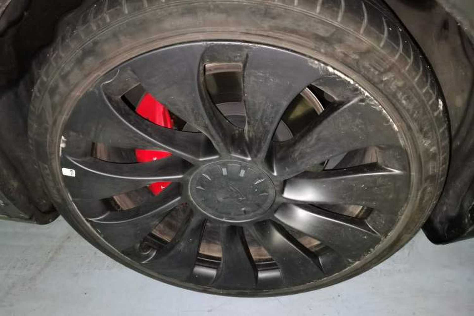 Used Tesla Model Y 2022 Performance High-Performance All-Wheel-Drive Version Right Front Wheel Hub
