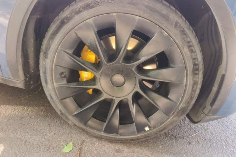 Used Tesla Model Y 2022 Rear-Wheel-Drive Version Right Front Wheel Hub