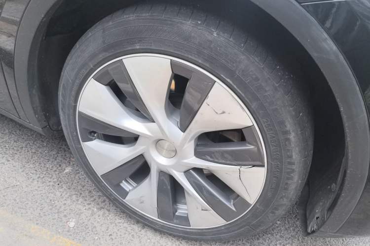 Used Tesla Model Y 2022 Long-Range All-Wheel-Drive Version Right Front Wheel Hub