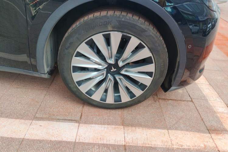 Used Tesla Model Y 2022 Rear-Wheel-Drive Version Right Front Wheel Hub