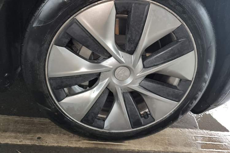 Used Tesla Model Y 2022 Rear-Wheel-Drive Version Right Front Wheel Hub