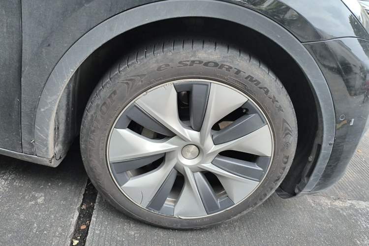 Used Tesla Model Y 2022 Rear-Wheel-Drive Version Right Front Wheel Hub