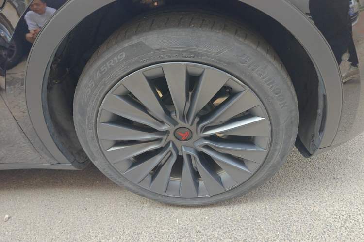 Used Tesla Model Y 2022 Long-Range All-Wheel-Drive Version Right Front Wheel Hub