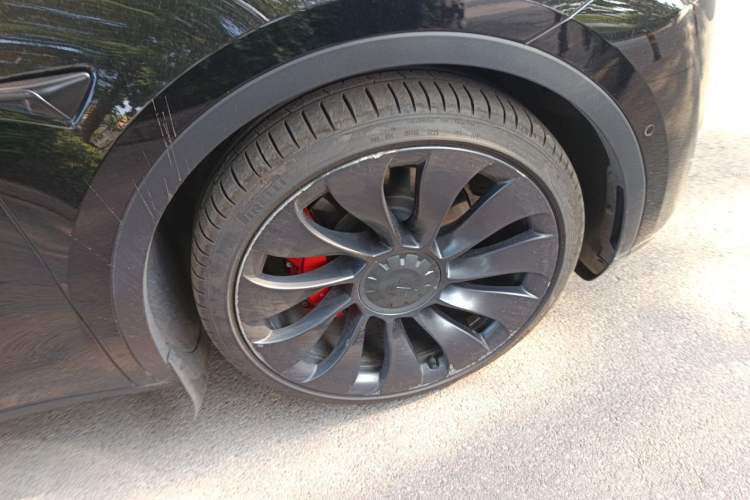 Used Tesla Model Y 2022 Performance High-Performance All-Wheel-Drive Version Right Front Wheel Hub