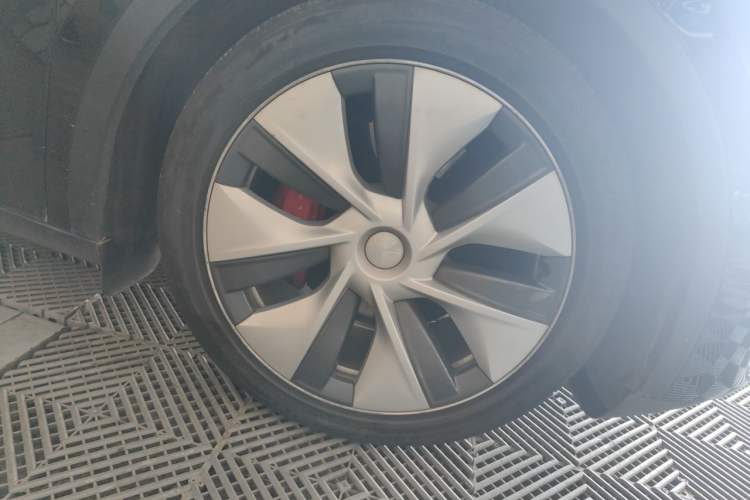 Used Tesla Model Y 2022 Performance High-Performance All-Wheel-Drive Version Right Front Wheel Hub