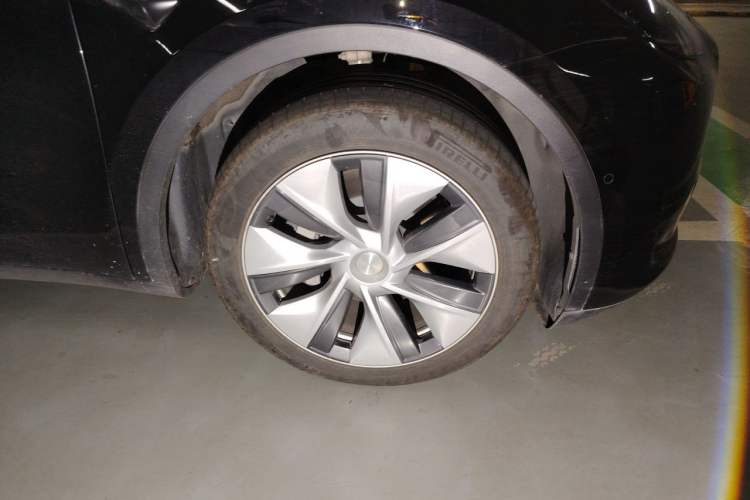 Used Tesla Model Y 2022 Rear-Wheel-Drive Version Right Front Wheel Hub