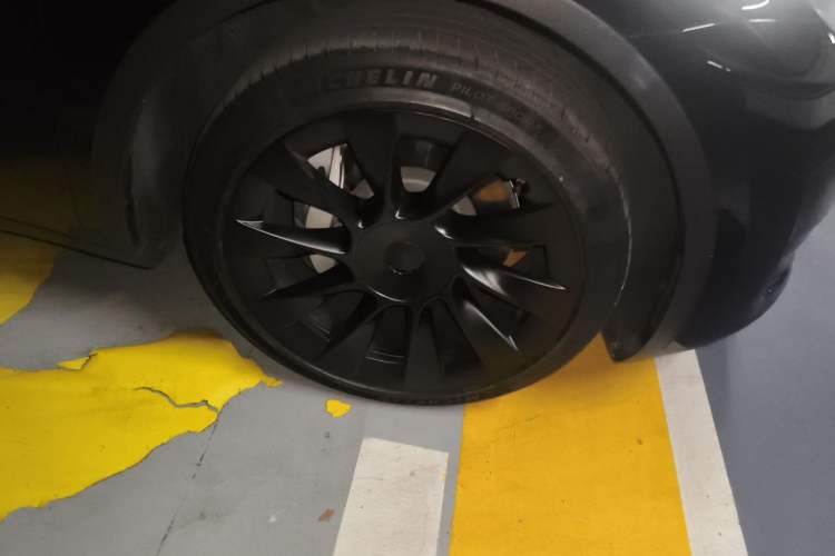 Used Tesla Model Y 2022 Rear-Wheel-Drive Version Right Front Wheel Hub