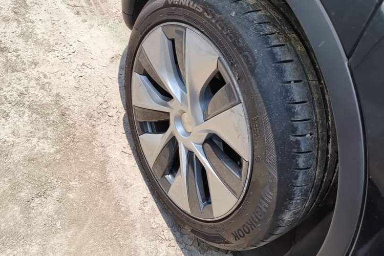 Used Tesla Model Y 2022 Long-Range All-Wheel-Drive Version Right Front Wheel Hub
