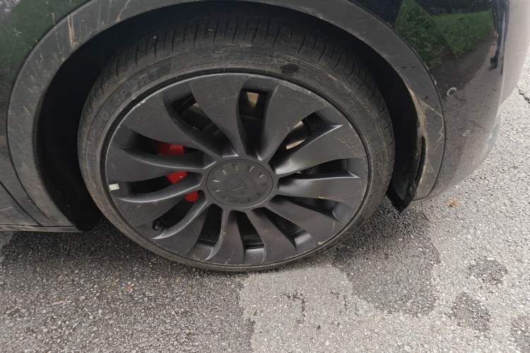 Used Tesla Model Y 2022 Performance High-Performance All-Wheel-Drive Version Right Front Wheel Hub