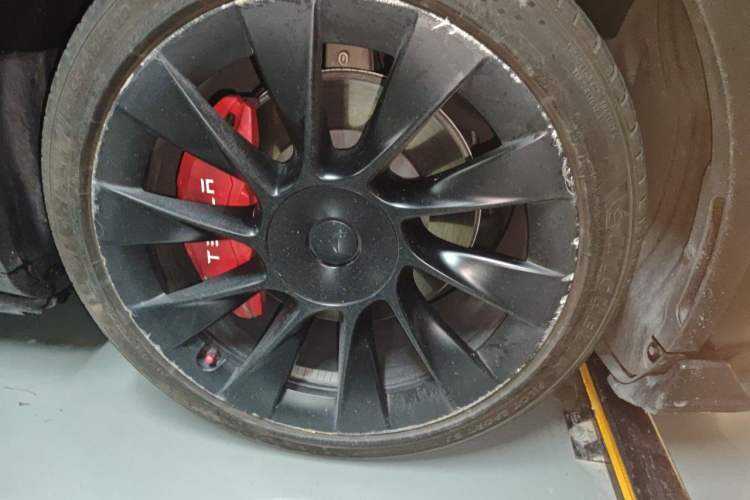 Used Tesla Model Y 2022 Rear-Wheel-Drive Version Right Front Wheel Hub