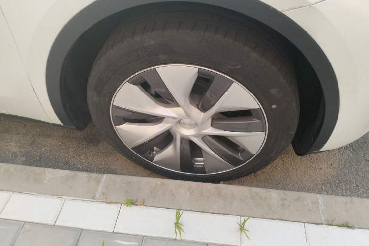 Used Tesla Model Y 2022 Revised Version Long-Range All-Wheel Drive Right Front Wheel Hub