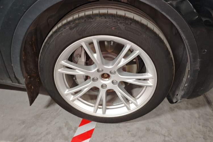 Used Tesla Model Y 2022 Long-Range All-Wheel-Drive Version Right Front Wheel Hub
