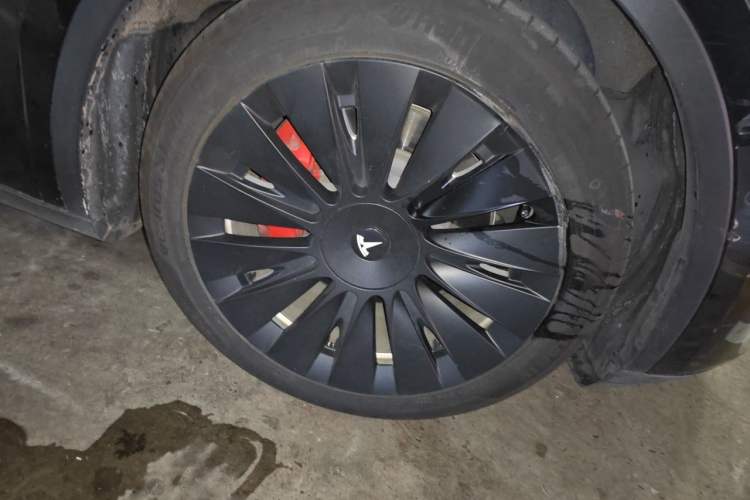 Used Tesla Model Y 2022 Long-Range All-Wheel-Drive Version Right Front Wheel Hub
