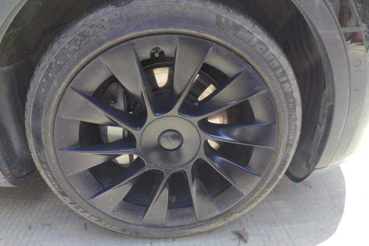 Used Tesla Model Y 2022 Long-Range All-Wheel-Drive Version Right Front Wheel Hub