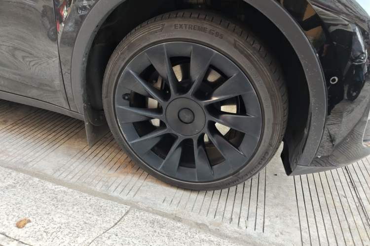 Used Tesla Model Y 2022 Long-Range All-Wheel-Drive Version Right Front Wheel Hub