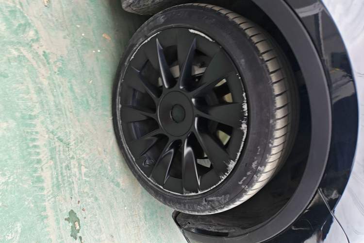 Used Tesla Model Y 2022 Rear-Wheel-Drive Version Right Front Wheel Hub