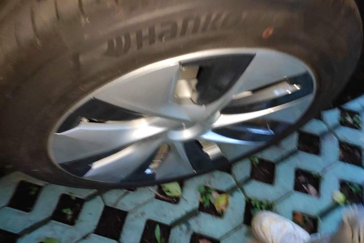 Used Tesla Model Y 2022 Rear-Wheel-Drive Version Right Front Wheel Hub