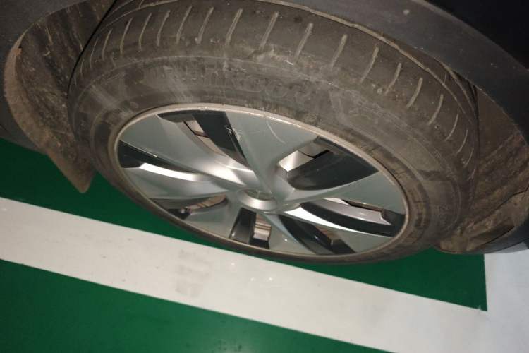 Used Tesla Model Y 2022 Long-Range All-Wheel-Drive Version Right Front Wheel Hub