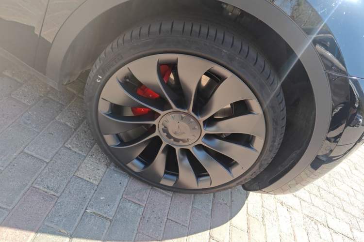 Used Tesla Model Y 2022 Performance High-Performance All-Wheel-Drive Version Right Front Wheel Hub