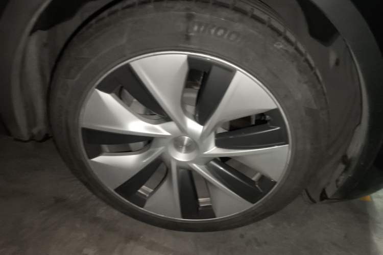 Used Tesla Model Y 2022 Revised Version Long-Range All-Wheel Drive Right Front Wheel Hub