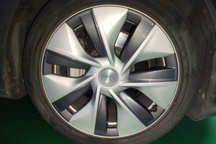 Used Tesla Model Y 2022 Long-Range All-Wheel-Drive Version Right Front Wheel Hub