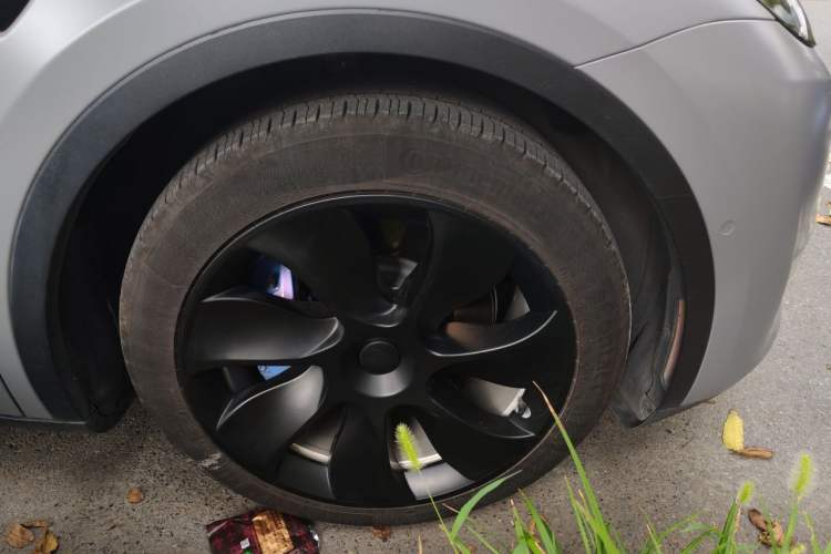 Used Tesla Model Y 2022 Long-Range All-Wheel-Drive Version Right Front Wheel Hub