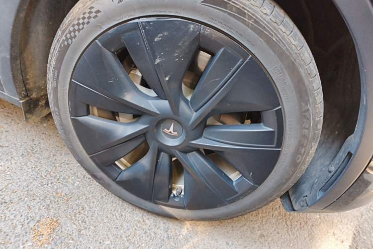 Used Tesla Model Y 2022 Rear-Wheel-Drive Version Right Front Wheel Hub