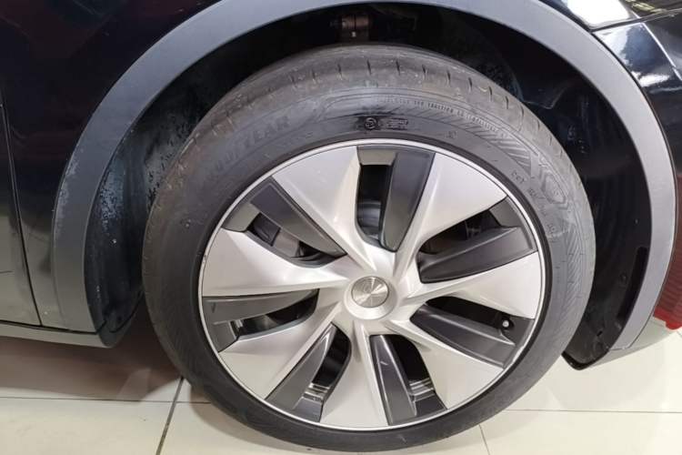 Used Tesla Model Y 2022 Long-Range All-Wheel-Drive Version Right Front Wheel Hub