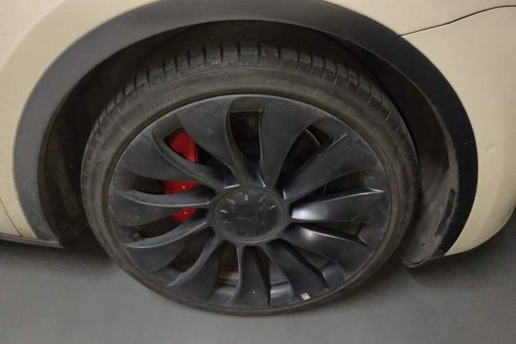 Used Tesla Model Y 2022 Performance High-Performance All-Wheel-Drive Version Right Front Wheel Hub
