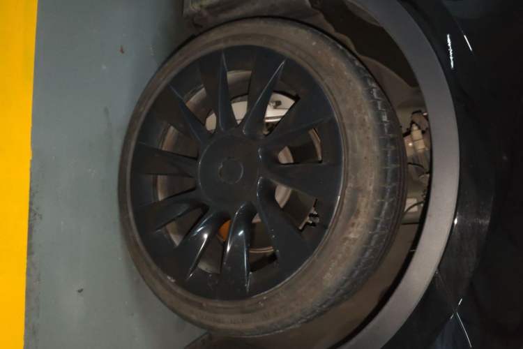 Used Tesla Model Y 2022 Revised Version Long-Range All-Wheel Drive Right Front Wheel Hub