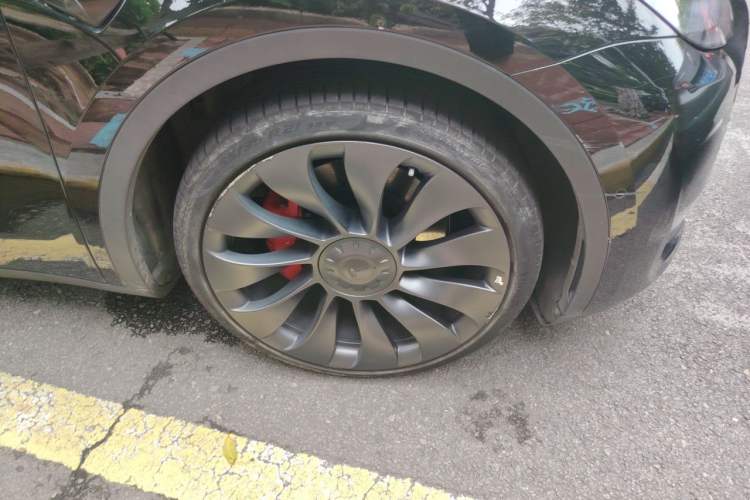 Used Tesla Model Y 2022 Performance High-Performance All-Wheel-Drive Version Right Front Wheel Hub