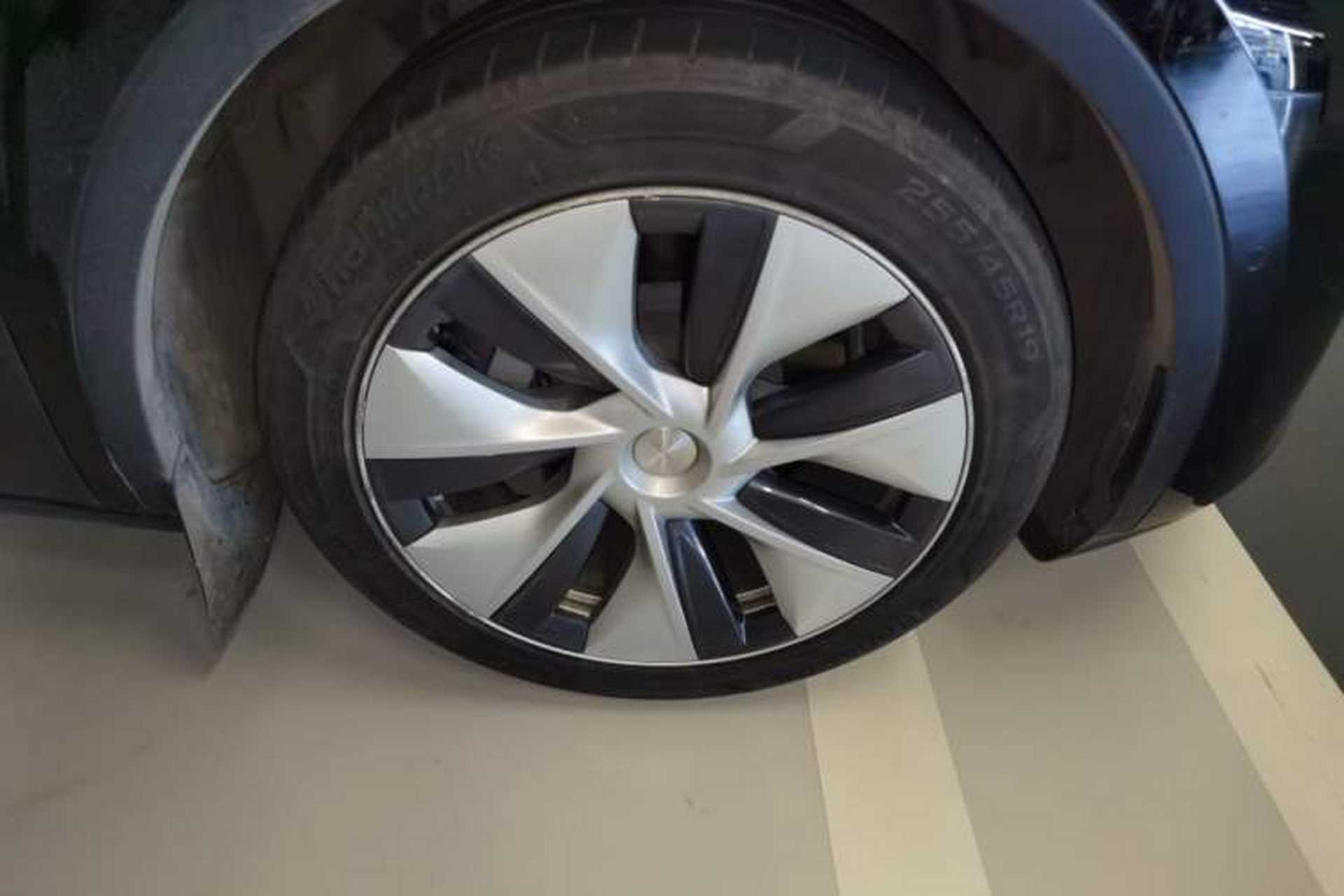 Used Tesla Model Y 2022 Rear-Wheel-Drive Version Right Front Wheel Hub
