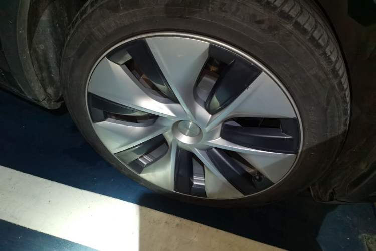 Used Tesla Model Y 2022 Revised Version Rear-Wheel Drive Right Front Wheel Hub