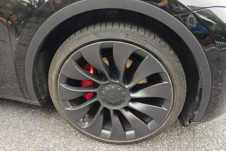 Used Tesla Model Y 2022 Performance High-Performance All-Wheel-Drive Version Right Front Wheel Hub