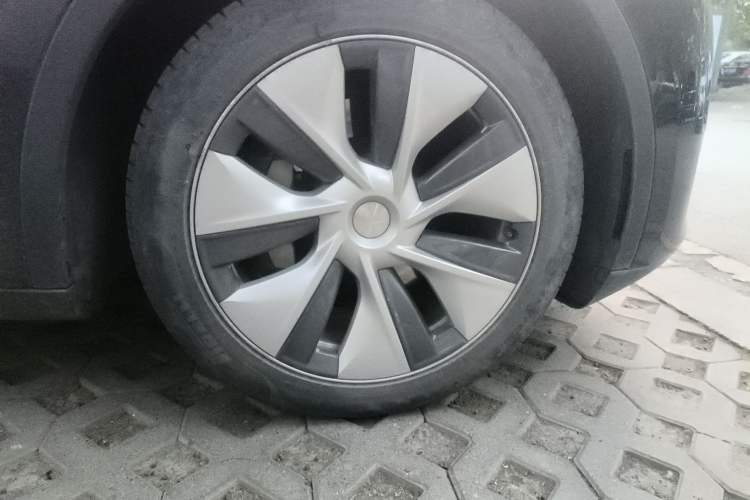 Used Tesla Model Y 2022 Rear-Wheel-Drive Version Right Front Wheel Hub