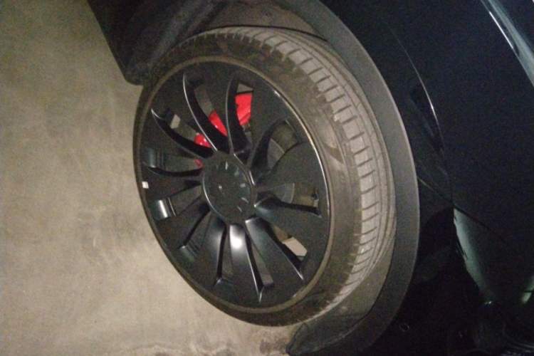 Used Tesla Model Y 2022 Performance High-Performance All-Wheel-Drive Version Right Front Wheel Hub
