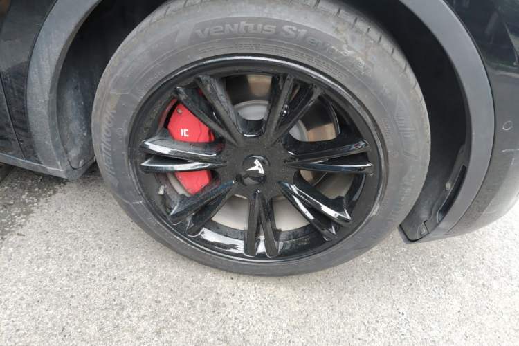 Used Tesla Model Y 2022 Long-Range All-Wheel-Drive Version Right Front Wheel Hub