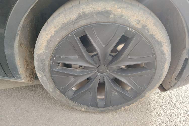 Used Tesla Model Y 2022 Long-Range All-Wheel-Drive Version Right Front Wheel Hub