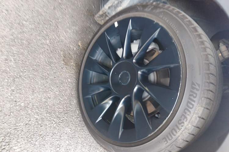 Used Tesla Model Y 2022 Revised Version Long-Range All-Wheel Drive Right Front Wheel Hub