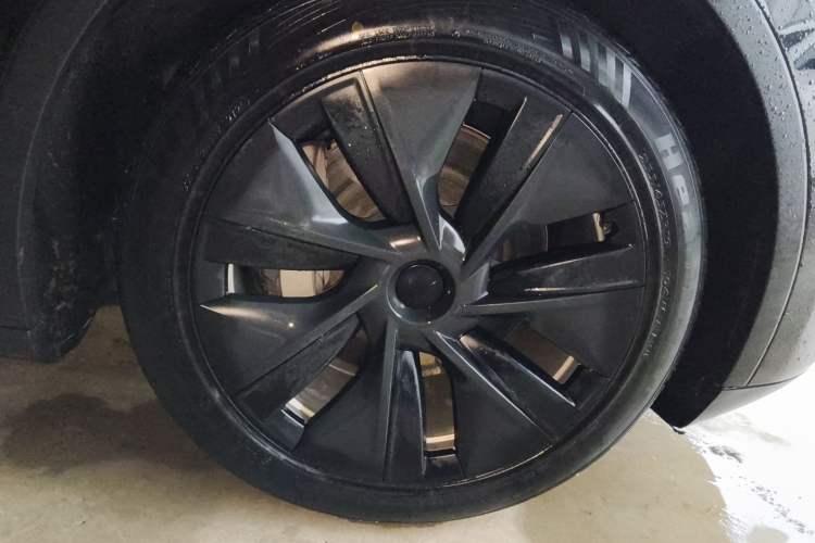Used Tesla Model Y 2022 Rear-Wheel-Drive Version Right Front Wheel Hub