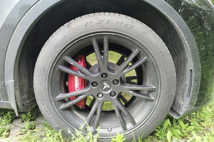 Used Tesla Model Y 2022 Rear-Wheel-Drive Version Right Front Wheel Hub