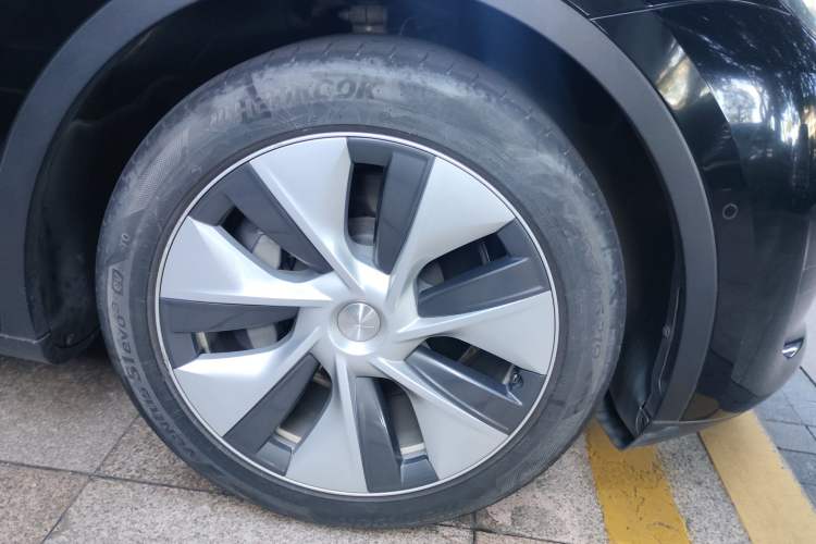 Used Tesla Model Y 2022 Rear-Wheel-Drive Version Right Front Wheel Hub