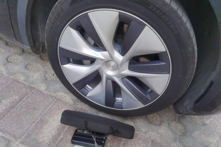 Used Tesla Model Y 2022 Revised Version Long-Range All-Wheel Drive Right Front Wheel Hub