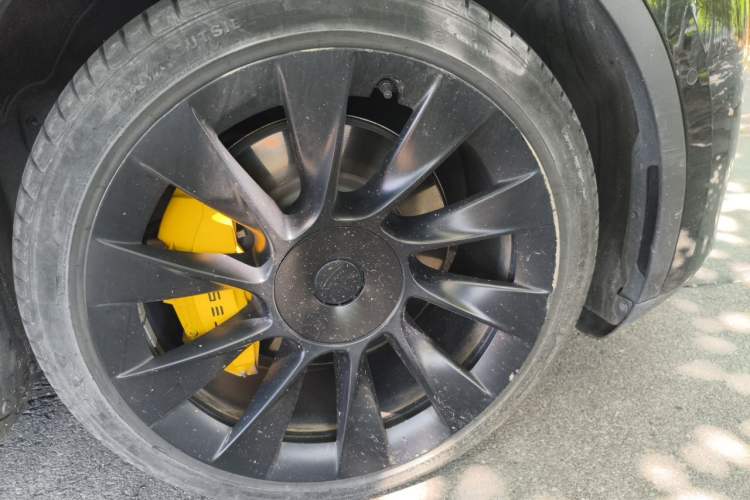 Used Tesla Model Y 2022 Long-Range All-Wheel-Drive Version Right Front Wheel Hub