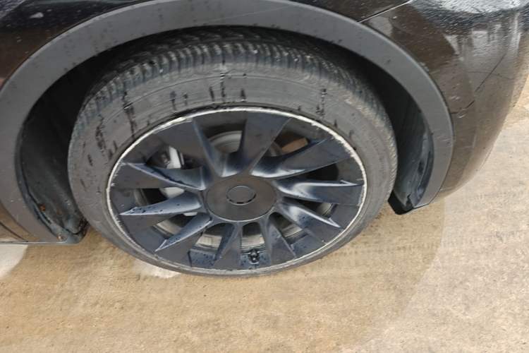 Used Tesla Model Y 2022 Long-Range All-Wheel-Drive Version Right Front Wheel Hub