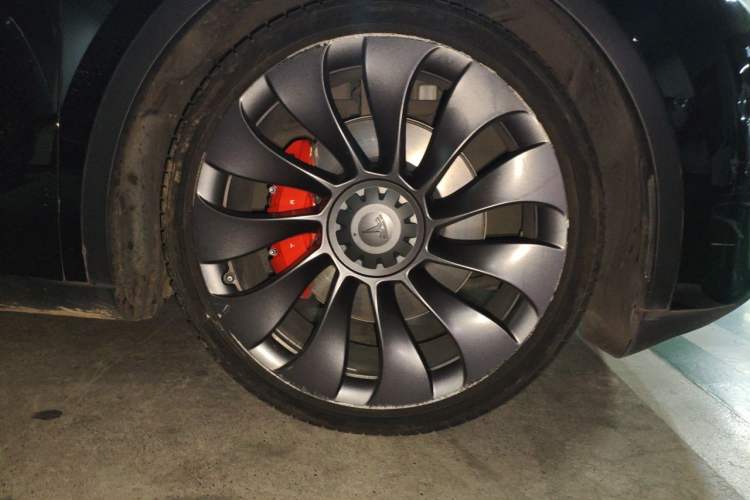 Used Tesla Model Y 2022 Performance High-Performance All-Wheel-Drive Version Right Front Wheel Hub