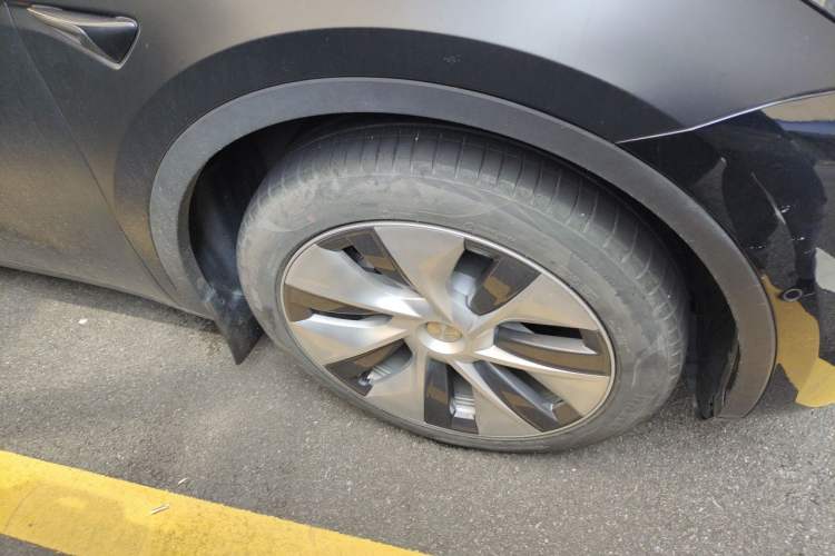 Used Tesla Model Y 2022 Rear-Wheel-Drive Version Right Front Wheel Hub