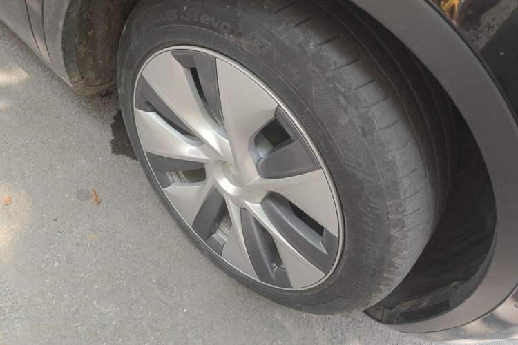 Used Tesla Model Y 2022 Revised Version Rear-Wheel Drive Right Front Wheel Hub