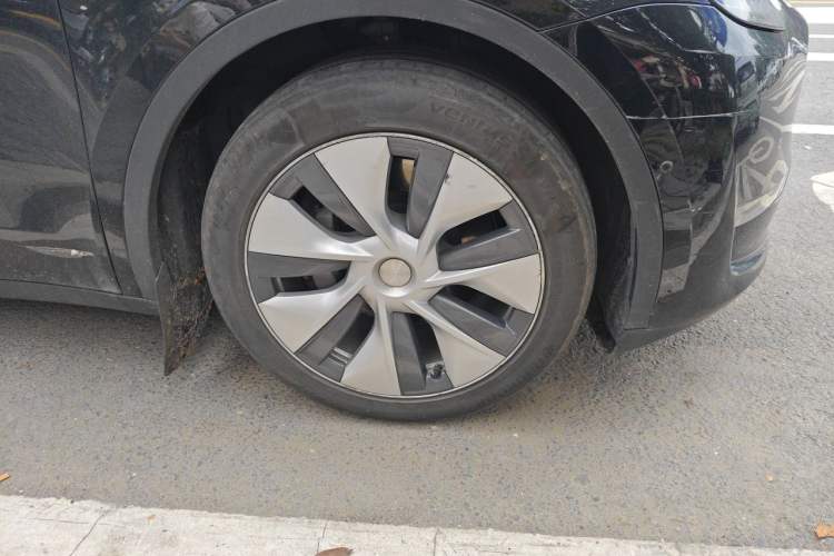 Used Tesla Model Y 2022 Long-Range All-Wheel-Drive Version Right Front Wheel Hub