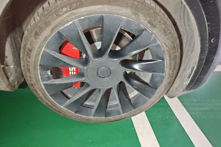 Used Tesla Model Y 2022 Rear-Wheel-Drive Version Right Front Wheel Hub